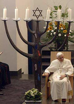 Benedict-Ratzinger Praying at Synagogue