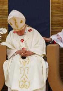 Benedict-Ratzinger Passes Out