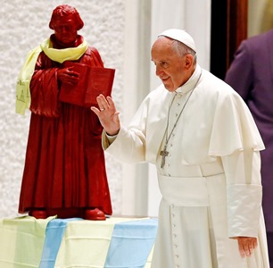Martin Luther Statue & Francis-Bergoglio